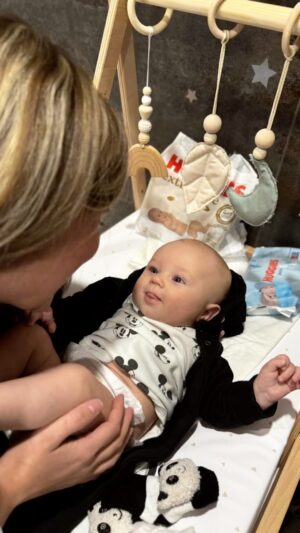Lucie Čižmárová Instagram - Naše každodenní rutina, přebalovaní a oblékání, a zase znovu. 😃 Naštěstí to naše láska miluje a většinou se u toho dost nasmějeme. Používáme pleny Huggies Extra Care je to vylepšená verze Huggies Elite Solf, jsou ultra měkké, tenčí a lépe vstřebávají.  Mají dvě speciální absorpční vrstvy. První pro zachycení vlhkosti a druhou pro udržení tekuté 💩. Vždy si v hlavě vzpomenu na naše maminky, které takové skvělé pomocníky neměly a musely to zvládnout.  @huggies.czech  #huggiesextracare #newhuggies #huggieswetwipes #2zonehuggies #funwithhuggies#AD