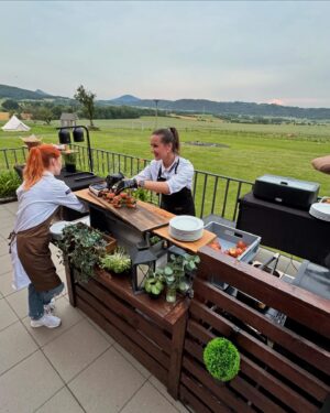 Lucie Čižmárová Instagram - Úžasná svatba ❤️ konečně jako host u mého cateringu, jste nej! @lucizcatering 😄 #family #luciz_catering