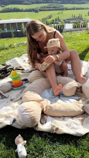Lucie Čižmárová Instagram - Když je venku sluníčko, trávíme většinu času na zahradě. Malý se vyblbne a pak i tenhle můj nespavec konečně spokojeně spinká. 😄 Za tyhle dny děkuju, protože jinak zavře očka přes den na 40 minut a v noci se neustále budí. Věřím ale, že se to jednou zlepší. 
S prvními paprsky je ovšem nutné vytáhnout taky ochranu pokožky a u nás letos vede tato z @dm_cesko od babylove tyčinka pro děti má totiž OF50  (chrání tak prcka v našich končinách dostatečně) a co víc?! Je voděodolná a i po delším pobytu ve vodě chrání mimi s minimálně polovičním uvedeným SPF. Jsem navíc nadšená ze složení, které je vegan, bez mikroplastů i parfemace. #dmcesko #dmlovebrand #zdejsemclovekem #babylove❤️
