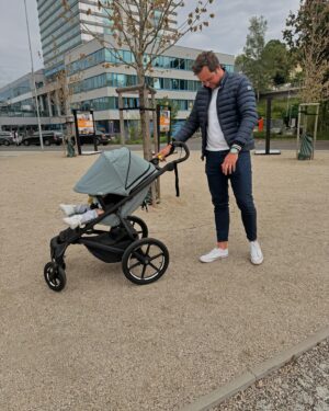 Lucie Čižmárová Instagram - Už  přes měsíc jezdíme s tímhle božím kočárkem Thule urban glide 4 😍, a jsme nesmírně spokojení. Dostanu se s ním opravdu všude, protože má nově “pohon na 4 kola” a to je právě vlastnost, kterou u kočárku hledám. Tenhle splnil (vlastně předčil) všechna má očekávání. Vylepšená stříška s perfektní ventilací navíc zajistí, že i v letních měsících se malému bude pohodlně drandit! #thuleurbanglide4wheel#Midblue#Family #thule#bringyourkids