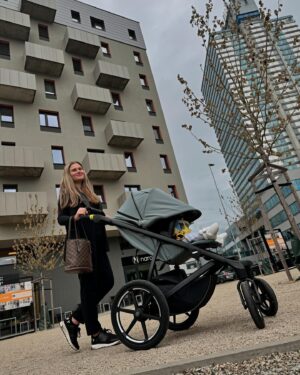 Lucie Čižmárová Instagram - Už  přes měsíc jezdíme s tímhle božím kočárkem Thule urban glide 4 😍, a jsme nesmírně spokojení. Dostanu se s ním opravdu všude, protože má nově “pohon na 4 kola” a to je právě vlastnost, kterou u kočárku hledám. Tenhle splnil (vlastně předčil) všechna má očekávání. Vylepšená stříška s perfektní ventilací navíc zajistí, že i v letních měsících se malému bude pohodlně drandit! #thuleurbanglide4wheel#Midblue#Family #thule#bringyourkids