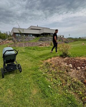 Lucie Čižmárová Instagram - Už  přes měsíc jezdíme s tímhle božím kočárkem Thule urban glide 4 😍, a jsme nesmírně spokojení. Dostanu se s ním opravdu všude, protože má nově “pohon na 4 kola” a to je právě vlastnost, kterou u kočárku hledám. Tenhle splnil (vlastně předčil) všechna má očekávání. Vylepšená stříška s perfektní ventilací navíc zajistí, že i v letních měsících se malému bude pohodlně drandit! #thuleurbanglide4wheel#Midblue#Family #thule#bringyourkids