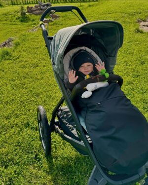 Lucie Čižmárová Instagram - Už  přes měsíc jezdíme s tímhle božím kočárkem Thule urban glide 4 😍, a jsme nesmírně spokojení. Dostanu se s ním opravdu všude, protože má nově “pohon na 4 kola” a to je právě vlastnost, kterou u kočárku hledám. Tenhle splnil (vlastně předčil) všechna má očekávání. Vylepšená stříška s perfektní ventilací navíc zajistí, že i v letních měsících se malému bude pohodlně drandit! #thuleurbanglide4wheel#Midblue#Family #thule#bringyourkids