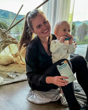 Lucie Čižmárová Instagram - Zuby… Pokaždé když rostou, hned o nich víme a je to boj! Mišánek je hodné a usměvavé mimi, ale zuby ho dokážou pořádně potrápit. 😔Skutečně nám však pomáhá  tohle chladivé kousátko od babylove z @dm_cesko ❤️

Je vhodné od narození a masíruje citlivá místa v pusince, která navíc chladí. Náš malý s ním zároveň trénuje motoriku a nebojím se mu ho dát, protože je vyrobené z bezpečných materiálů.
 Co pomáhá vám na zoubky ?
#dmcesko #dmlovebrand #zdejsemclovekem #babylove❤️
