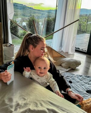 Lucie Čižmárová Instagram - Zuby… Pokaždé když rostou, hned o nich víme a je to boj! Mišánek je hodné a usměvavé mimi, ale zuby ho dokážou pořádně potrápit. 😔Skutečně nám však pomáhá  tohle chladivé kousátko od babylove z @dm_cesko ❤️

Je vhodné od narození a masíruje citlivá místa v pusince, která navíc chladí. Náš malý s ním zároveň trénuje motoriku a nebojím se mu ho dát, protože je vyrobené z bezpečných materiálů.
 Co pomáhá vám na zoubky ?
#dmcesko #dmlovebrand #zdejsemclovekem #babylove❤️