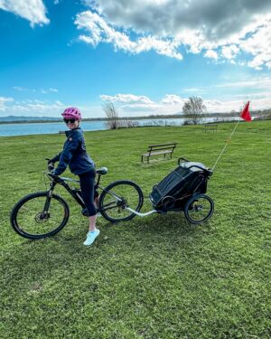 Lucie Čižmárová Instagram - Vrátíme se zpět do Itálie! Na boží projížďku k jezeru Castiglione del lago, kde jsme najeli přes 50 km, než mi došla barterka. To bylo pak opravdové vzrůšo, které končilo svalovkou 😂 Naštěstí nás na posledních pár kilometrů táta mohl vyzvednout, protože dál už to moje fyzička nedala😄  #baby #family #Thule #ThuleChariotSport #BringYourKids