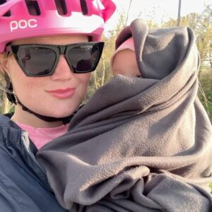Lucie Čižmárová Instagram - Vrátíme se zpět do Itálie! Na boží projížďku k jezeru Castiglione del lago, kde jsme najeli přes 50 km, než mi došla barterka. To bylo pak opravdové vzrůšo, které končilo svalovkou 😂 Naštěstí nás na posledních pár kilometrů táta mohl vyzvednout, protože dál už to moje fyzička nedala😄  #baby #family #Thule #ThuleChariotSport #BringYourKids