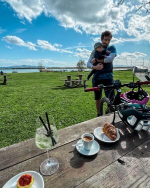 Lucie Čižmárová Instagram - Vrátíme se zpět do Itálie! Na boží projížďku k jezeru Castiglione del lago, kde jsme najeli přes 50 km, než mi došla barterka. To bylo pak opravdové vzrůšo, které končilo svalovkou 😂 Naštěstí nás na posledních pár kilometrů táta mohl vyzvednout, protože dál už to moje fyzička nedala😄  #baby #family #Thule #ThuleChariotSport #BringYourKids