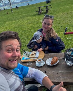 Lucie Čižmárová Instagram - Vrátíme se zpět do Itálie! Na boží projížďku k jezeru Castiglione del lago, kde jsme najeli přes 50 km, než mi došla barterka. To bylo pak opravdové vzrůšo, které končilo svalovkou 😂 Naštěstí nás na posledních pár kilometrů táta mohl vyzvednout, protože dál už to moje fyzička nedala😄  #baby #family #Thule #ThuleChariotSport #BringYourKids