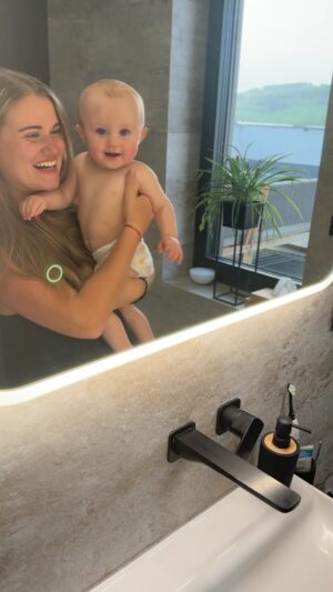 Lucie Čižmárová Instagram - Nechápu, jak to mé miminko rychle roste. 🩵 Na sedmi měsících už 5 zoubků a začíná to být pěkný raubíř, co se pomalu staví na zadní. Krom toho se ale naučil sám lézt a pro svůj pohyb potřebuje samozřejmě správný komfort. 😍 Ten mu dodávají plenky @huggies.czech , které ho díky pružnému pasu netlačí, perfektně sají a jsou extra měkké. Jsou navíc hypoalergenní! 
Začíná období, kdy tohohle malého skřítka musím opravdu hlídat 🤍 
#huggiesextracare #2zonehuggies #funwithhuggies #ad
