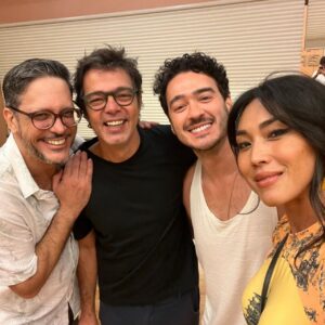 Lúcio Mauro Filho Instagram - Hoje no dia do fã, acordei cedo em São Paulo, para encontrar muitos deles na pré-estreia de Kung Fu Panda 4.
Trabalho que tenho orgulho extra de fazer parte, afinal faço para os fãs brasileiros, a versão em português do trabalho de um cara que sou muito fã:
Jack Black.
Nesta quarta aventura, duas novas personagens empoderadas trouxeram duas artistas de quem sou fã, Danni Suzuki e Tais Araújo, duas amigas queridas que brilham emprestando suas vozes as personagens Zehn (a Raposa) e a vilã Camaleoa.
Tão especial dividir esse trabalho com essas duas amigas talentosas e uma trupe com os melhores dubladores, da melhor escola de dublagem do planeta!
Sou muito fã!
A tarde, mais um encontro com fãs e espectadores em mais uma sessão lotada de “Gostava Mais dos Pais”, ao lado do meu irmão Brino Mazzeo, de quem sou fã incondicional, com uma plateia estrelada, com amigos como Marcos Veras, outro de quem sou fã, sem falar em Suzuki, numa dose dupla na domingueira!
Esse negócio de fã é um troço sério!
😍✨
#kungfupanda
#kungfupanda4
#gostavamaisdospais
Foto 1 - Araujo/AgNews @revistaportfolio