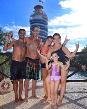 Lúcio Mauro Filho Instagram - Família Tobogã!!
Ps. Liz desceu e ainda quis ir de novo!!! 😱
💙🇲🇽💦
@xelhapark 
#xelha
#rivieramaya 
#reveillon
#anonovo
#mexico 
#tulum