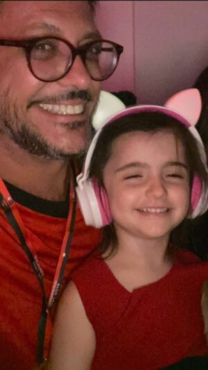 Lúcio Mauro Filho Instagram - Minha pequena Liz faz 6 anos e ao mesmo tempo que a vida passa cada vez mais rápido, com Lilo o tempo parece ter outro tempo.
Todo filho é um milagre. 
Quanto mais tarde ele vem, maior é o milagre.
Pra mamãe, pro papai, pro maninho, pra maninha, uma revolução também.
Hoje somos 4 adultos e uma bebê. 
Que não é mais bebê papai! É uma menina de 6 anos, uma parceira em todos os níveis,  de todos!
Liz. A nossa Lilo.
Obrigado Deus!
Obrigado Mamãe Cíntia.
Obrigado manos Bento e Luiza.
Essa família é muito unida.
E Liz tem muita responsabilidade nisso!
Fe LIZ aniversário minha filha, meu amor!
❤️🍀✨