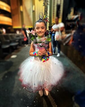 Lúcio Mauro Filho Instagram - Liz, minha bailarina, meu amor! Quanta graciosidade, que postura! Que bom que deu tempo do papai assistir a esse espetáculo, mesmo com a guitarra nas costas, a caminho do Aeroporto.
Hoje minha apresentação vai ser inspirada em você.
Orgulho do Papai!
Te amo demais!
❤️🩰💎✨
@escolaballetdalalachcar 
#balé 
#dalalachcar