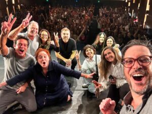 Lúcio Mauro Filho Instagram - Gostava Mais dos Pais nasceu na noite de hoje e ainda estou processando tanta emoção!
Foram cinco anos desde que eu e meu irmãozinho Bruno Mazzeo decidimos finalmente fazer nosso encontro no palco.
Já estávamos num mesmo projeto, “5X Comédia”, mas eram cinco monólogos, cada um fazia o seu.
Hoje, foi difícil controlar tantas emoções a cada cena, falando de nossas vidas, homenageando nossos pais, falando para todas as gerações. 
Isso tudo, 15 dias depois da partida de minha mãe, em plena reta final dos ensaios.
Estrear uma peça nessas condições só foi possível porque além do meu irmão Bruno, estava cercado por grandes irmãs e irmãos.
Nossa amada diretora Débora Lamm, Clarice Philigret, parceira de todas horas, nossos autores, Rosana Ferrão e Aloísio de Abreu, nos decifrando com doçura e leveza impressionantes! 
Uma equipe muito amorosa e talentosa, sob a batuta de Mãinha Monique Gardenberg, uma das mulheres mais importantes das nossas vidas!
Obrigado Teatro Porto e toda a grande família Porto Seguro por essa acolhida tão especial, que casa linda!
Nossa gratidão por essa plateia linda de São Paulo, que nos recebe com calor inigualável.
Viva o Teatro!
Viva Chico Anysio e Lucio Mauro!
“Gostava Mais dos Pais” ficará em cartaz no Teatro Porto até o dia 14 de abril, sextas e sábados às 20 horas e nos domingos as 17 horas.
Venham viver essa experiência conosco.
Acesse o link no meu perfil aqui no Insta para adquirir seus ingressos pelo site da Sympla.
Diversão e emoção, para todas as idades!
🎭❤️✨
@gostavamaisdospais 
@dueto.producoes 
#gostavamaisdospais 
#teatro
#comedia 
#chicoanysio 
#luciomauro 
#humor