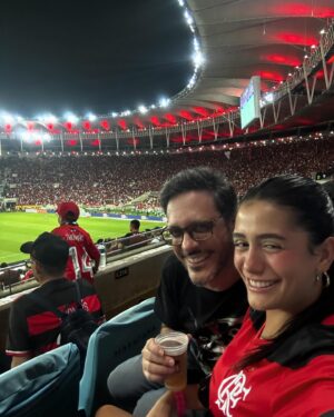 Lúcio Mauro Filho Instagram - Eu e Filhota, curtindo um Mengão na Brahma! 
Vivi pra sentir essa emoção!
Que gente linda rubro-negra!
❤️🖤✨
@brahmacerveja
#MaracaComBrahma
@cseventos
@sampaio_carol
@micheldiamant
#SNR
#flamengo
