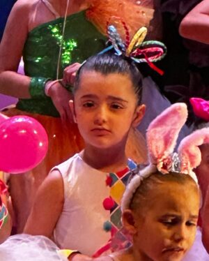 Lúcio Mauro Filho Instagram - Liz, minha bailarina, meu amor! Quanta graciosidade, que postura! Que bom que deu tempo do papai assistir a esse espetáculo, mesmo com a guitarra nas costas, a caminho do Aeroporto.
Hoje minha apresentação vai ser inspirada em você.
Orgulho do Papai!
Te amo demais!
❤️🩰💎✨
@escolaballetdalalachcar 
#balé 
#dalalachcar