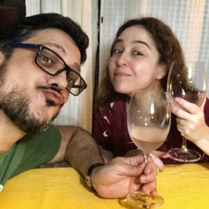 Lúcio Mauro Filho Instagram - Dia da minha irmã, parceira nos palcos, nas telas e acima de tudo na vida, Débora Lamm, um amor de toda a família.
Sua amizade é uma dádiva, como somos felizes juntos!
Nesse ano, botando mais um filho no mundo, agora sendo dirigido por ela, pela primeira vez, mas a química vem de lá de trás, talvez de outras vidas.
Que sorte a minha!
Te amo demais Debbs!
Feliz Aniversário!
❤️🎉🍀🎭✨
@deboralamm