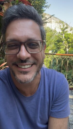 Lúcio Mauro Filho Instagram - Eu sempre levei muito a sério as datas redondas e os 50 anos, traziam essa expectativa, eu tinha curiosidade sobre como eu estaria, como seria a vida a essa altura.
Se o Lucinho viesse do passado me perguntar, eu diria que tudo valeu a pena.
Eu o faria agradecer quantas vezes fosse, Dona Lú e Seu Lucio, responsáveis diretos por tudo que sou.
Não poderia esperar que meu velho estivesse vivo aos quase 100 anos para testemunhar meus 50, mas confesso que jamais poderia imaginar que mamãe não estivesse aqui. 
Uma dor singular, no meio de tantas outras, por que assim é a caminhada:
Amor e dor.
Mas sinto a presença dos meus pais em mim. Os vejo nas minhas irmãs e nos meus irmãos. Vejo nos meus filhos, que meu grande amor Cicí fez comigo.
Tenho muita gratidão por viver esse tempo, por poder conhecer pessoas tão admiráveis, poder aprender com tanta gente, ter tantos amigos queridos.
Eu amo a vida. 
Amo o ser humano e tenho a sorte de ter ao meu lado um monte de gente especial, que me faz ter esperança no amor.
Muito a aprender.
Mais ainda a agradecer.
Muito Obrigado!
❤️
#lucinho50
#lucinho50anos
#50anos