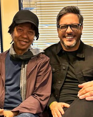 Lúcio Mauro Filho Instagram - Essa minha cara de bobo na foto revela a alegria que vivi no dia em que tivemos a oportunidade de comemorar os 75 Anos de Djavan no Caldeirão.
Dja é um ídolo daqueles que me formaram para além das artes! Sua postura, sua coerência, tudo nele me inspira! 
Desde o primeiro dia de Caldeirão eu tinha esse sonho de poder homenagea-lo em nosso programa.
Sonho compartilhado por todos, da equipe técnica ao Mionzera.
Sabíamos do pé atrás de Dja com apresentações em programas de TV, mas tínhamos certeza que ofereceríamos o melhor palco possível para que nosso ídolo pudesse brilhar como só ele faz.
Quando o dia finalmente chegou, nos derramamos de amor não só pelo talento e profissionalismo de Djavan, mas também por sua generosidade.
Ele se entregou de corpo e alma a nossa homenagem, trouxe sua super banda, amigos queridos que nos encheram de orgulho e assim, vivemos um dia histórico de muita música e emoção.
E eu ali, tentando controlar tantos sentimentos, de fã, de gratidão pelo que a música tem feito por mim, de alegria de poder receber o pai dos meu queridos amigos Max, João e Flavinha e ver seu sorriso, sua alegria de ali estar.
Obrigado por tudo Djavan, figura fundamental na minha vida, orgulho de um país!
Feliz Aniversário mestre!
❤️🎉🍀✨
@djavanoficial 
#djavan
#djavan75
#djavan75anos