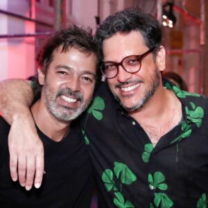 Lúcio Mauro Filho Instagram - Hoje é dia de Bruno Mazzeo, daqueles amigos cuja a presença na minha vida pode ser ilustrada pela célebre frase de Cazuza: “A sorte de um amor tranquilo”.
Apesar da amizade de nossos pais e mães, nossa parceria tem a ver com aquilo que nos tornamos:
Dois criadores, curiosos e trabalhadores.
Nossa diferença de idade, fez com que entrássemos no mesmo compasso já adultos e todo aquele afeto ancestral, pôde se derramar com a tranquilidade de uma gota de mel, que vai amalgamando o que encontra, sem pressa.
Nossas diferenças (que são muitas), fazem um contraponto perfeito. 
Nossas afinidades (são maiores ainda!) nos fazem comunicar sem a necessidade das palavras (tá bom, as vezes a gente precisa de uma figurinha de Zap pra ilustrar 😬).
Nosso encontro no palco é uma tabela estilo Pelé e Coutinho, Romário e Bebeto. A gente sabe onde encontrar o outro.
Os taurinos colocam tudo na agenda. Os geminianos, ficam sonhando. 
Se me perguntassem tempos atrás o que eu gostaria de estar fazendo nos meus 50 anos, com certeza eu diria; “Estar no palco com meu irmão Bruno”.
Esse é o presente que ganhamos do nosso ofício!
Celebremos esses seus 47 de hoje, os meus 50 no mês que vem e a eternidade dessa amizade.
Te amo Bruno. Obrigada por tudo!
Feliz Aniversário meu amigo!
❤️🎉🍀✨
@eumazzeo