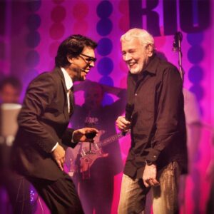 Lúcio Mauro Filho Instagram - O dia amanheceu triste, com a partida do mestre Carlos Lyra, ídolo em qualquer canto do mundo, responsável por algumas das canções mais lindas da história da música popular moderna.
Um amigo querido e generoso, que me influenciou e continuará influenciando, não só a mim, mas a tantos artistas, discípulos e fãs.
Um homem que cantou não só a beleza e o amor, mas também a justiça social, muito antes do tema ganhar a devida relevância.
Foi fundador ao lado de Oduvaldo Viana Filho, Ferreira Gullar, Leon Hirszman e Carlos Estevam, do Centro Popular de Cultura (CPC) da União Nacional dos Estudantes (UNE), sendo responsável por trazer para os holofotes, nomes do Samba ainda marginalizado como Zé Keti , Cartola, Nelson Cavaquinho, Elton Medeiros e João do Vale.
Fez música para o teatro, o cinema, a televisão e a publicidade.
Foi e continuará sendo amado no mundo inteiro, por seu talento e sua qualidade humana.
Que privilégio ter vivido seu tempo e acima de tudo, ter tido a honra de dividir o palco com ele, um dos maiores orgulhos que tenho em minha carreira.
Meus sentimentos à minha amada Magda, todos os familiares, amigos e admiradores desse gigante da música mundial.
Descanse em paz amado mestre.
És a história de uma nação. Uma história linda!
❤️💎👑🙏🏽✨
@carloslyra_oficial 
#carloslyra 
#carlinhoslyra 
#bossanova 
#musicabrasileira 
#musicapopularbrasileira 
#rip