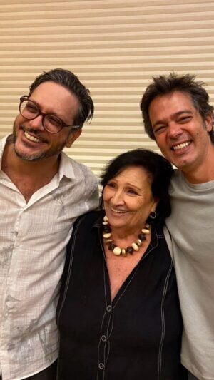 Lúcio Mauro Filho Instagram - Se já não bastasse toda a emoção que vivemos de sexta a domingo no espetáculo “Gostava Mais Dos Pais”, hoje tivemos na plateia a presença mais que especial de Dona Déa Lúcia, mãe do nosso amado irmão Paulo Gustavo.
Um exemplo de mãe ,de mulher, de alegria como antídoto para as tristezas que a vida impõe.
Não podíamos deixar passar a oportunidade de lhe agradecer por ter colocado nesse mundo um dos maiores comediantes da história do nosso país.
Obrigado Dona Déa, obrigado Paulo Gustavo!
A gente gosta desses nossos pais, mas essas mães não ficam atrás!
❤️🌹✨
Ps. E meu agradecimento ao amigo @guilhermebarros , que além de nos presentear com essa mulher maravilhosa em@nossa plateia, ainda faz esse vídeo lindo!
@gostavamaisdospais 
#gostavamaisdospais 
#teatro
#comedia
#saopaulo 
#paulogustavo