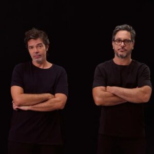 Lúcio Mauro Filho Instagram - Embora o humor corra nas veias de Bruno Mazzeo e Lucio Mauro Filho, carregar o DNA de dois ícones do gênero no país e ainda seguir a mesma profissão não é algo trivial. No espetáculo "Gostava Mais dos Pais" – que estreia dia 1º de março no Teatro Porto, em São Paulo – os atores celebram a amizade de berço e as dores e delícias de sucederem a Chico Anysio (1931 – 2012) e Lucio Mauro (1927 – 2019), uma das duplas mais emblemáticas da comédia brasileira. “Esse espetáculo é, antes de tudo, a celebração da grande amizade que nossos pais passaram para nós. Nossas trajetórias se entrelaçaram por conta própria, repetindo uma feliz parceria deles, mas do nosso jeito, no nosso tempo”, resume Lucio. “Na peça nós os usamos para falar sobre a passagem do tempo e a tentativa de entender o nosso lugar nesse mundo novo”, completa Bruno.  Além da homenagem a Chico Anysio e Lucio Mauro, “Gostava Mais dos Pais” propõe uma reflexão sobre a tentativa de adequação na era digital, o desafio de se manter relevante na iminência de atingir os 50 anos e a preservação da identidade diante da pressão da herança paterna. 📸: Pedro Miceli. Confira a reportagem completa no Resenhando.com.