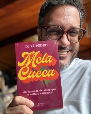 Lúcio Mauro Filho Instagram - Na ultima quarta, meu querido amigo Márcio me pediu uma dica de livro de música e indiquei “Mela Cueca” do meu amado DJ Zé Pedro, que recebi de primeira mão, graças a Chris Fuscaldo e sua Garota FM Books.
Justo eu que devorei tudo em minutos, me toquei que não tinha feito nenhum agradecimento público por aquele presente que me trouxe tantas lembranças!
Eu sou de uma das últimas gerações do “Mela Cueca”, aquelas canções românticas repletas de arranjos de corda que tocavam na pista de dança, em pleno discoteca.
Já sabia que Zé Pedro estava fazendo noites de autógrafos animadíssimas com direito a leitura do livro e execução das canções.
Quando Paty Casé avisou que haveria um desses eventos hoje em São Paulo, eu que estou por aqui, não perdi a chance.
Acordei cedo (para um sábado pós-espetáculo), tomei café e fui dez e meia da manhã para o SESC 14 Bis.
O horário, a sala com luz fria , tudo me fazia crer que seria um evento digamos assim… mais formal.
Mas a estrela é Zé Pedro!
Uma das minhas maiores influências, que fala das músicas que me formaram, que foi um dos primeiros DJs por quem me apaixonei, falando de uma Copacabana que eu conheço, do Leme onde morei 15 anos, das casas noturnas de Ricardo Amaral, onde conheci minha esposa que era sua funcionária.
Mesmo sob a luz fria daquela sala, comecei a me emocionar, desde a introdução!
Mal poderia imaginar, que justo no dia de hoje, três dos personagens mais importantes do livro ali estivessem. Como eu já havia lido a história, sabia exatamente o que eles significavam para Zé Pedro.
Simplesmente chorei feito um bebê. 
Viva Zé Pedro, leiam esse livro lindo, ouçam as canções que ele tirou do baú e se souberem que ele está por perto fazendo uma dessas leituras-show, não percam, mesmo que seja de manhã!🤣
Te Amo Zé Pedro!
Obrigado por tudo!
❤️🎧👑✨
@dj.zepedro
@garotafm 
#véia
#melacueca

Ps. Nesta foto, Dj Zé Pedro chama Laís para dançar e os dois arrasam, botando todo mundo na sala pra chorar! Quer saber quem é a Laís? Leia o livro!😉