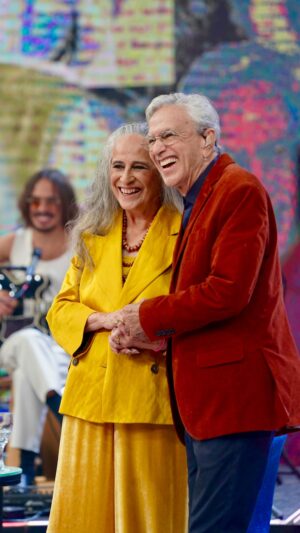 Lúcio Mauro Filho Instagram - Caetano Veloso e Maria Bethânia no Caldeirão de hoje é um dos momentos mais bonitos que já vivi na Televisão. 
É mais que uma realização profissional, é uma celebração de brasilidade, de amor a nossa cultura, tão bem representada por essas duas estrelas de primeira grandeza.
Desde o nosso primeiro programa lá em 2021, Mionzera deu o norte:
- Vamos sonhar grande!
Quando se reúne essa qualidade de profissionais e seres humanos que temos na equipe do Caldeirão, não se pode exigir menos do que o máximo!
Eu agradeço todos os dias por aprender tanto com essa família e também de poder contribuir pra esse sucesso.
Quando se trabalha com tanto amor e determinação, isso inspira confiança.
A confiança que tivemos de nossas queridas Paula Lavigne e Ana Basbaum, figuras fundamentais para a concretização do encontro que acontece hoje no palco do Caldeirão.
A generosidade de Bethânia e Caetano de nos presentear com essa performance é indescritível. 
Todos que estavam no estúdio; técnicos, plateia, nossos amigos que convidamos para desfrutar desse momento conosco, todos sentiram o orgulho de ter artistas tão especiais chegando aos 60 anos de carreira em plena forma!
Agora à tarde, o Brasil vai poder sentir essa mesma emoção.
Sintoniza aí na Globo que já já começa o Caldeirão Especial Caetano Veloso & Maria Bethânia.
Viva a música Brasileira!
💜📺🎙️🇧🇷✨
@caetanoveloso 
@mariabethaniaoficial 
@caldeiraocommion 
@tvglobo 
#setlist 
#caetanoebethâniatour 
#musicabrasileira 
#especial
#brasil