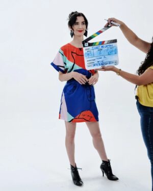 Lucy Cominetti Instagram - Hoy se viene un nuevo capítulo de @ticketdecambio.tv y quiero aprovechar de agradecer a @porquetevistes que me ha vestido en varios de los episodios con distintas propuestas de diseñadores locales y latinoamericanos que de alguna manera abordan la sustentabilidad 💘 (Todos los looks de esta galería los pueden encontrar ahí). 
Hoy vamos a hacer un recorrido por la historia. ¿Sabían ustedes que hace algunas décadas atrás Chile tenía una industria textil de excelente nivel? Hoy ya no queda casi nada de esa época de oro pero hay diseñadores que están apostando por rescatar ese oficio y esta noche los conoceremos.
Nos vemos a las 22 hrs x @canal_13c ! 
#ModaSustentable #ModaChile #TicketdeCambio