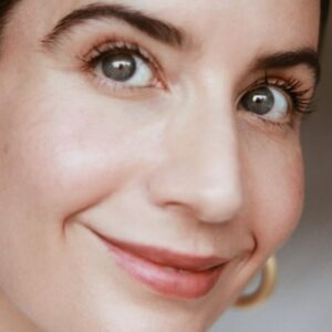 Lucy Cominetti Instagram - ¿Alguna más del team poco o nada de maquillaje? 

En la vida diaria, fuera de los eventos y cosas del trabajo, me gusta andar lo más natural posible, que la piel respire. Por lo mismo, en vez de usar base ocupo un protector solar con color: el Physical Fusion UV Defense Sunscreen de @skinceuticals que me funciona súper bien para unificar el tono y al mismo tiempo proteger la piel de la radiación solar y las manchitas que me salen con ella. Además ¡AMO los productos multifunción!
Es un indispensable de mi rutina y lo reaplico cada 3-4 horas. 
#SKCPartner #ElPoderDeSkinCeuticals 
#Publicidad