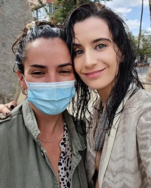 Lucy Cominetti Instagram - Hace algunos años pensé: debería haber un programa sobre moda sustentable. ¡¿Por qué nadie lo está haciendo si hay tanto por cambiar en la industria de la moda?! Agarré un cuaderno y empecé a bocetear su contenido y secciones. Con maternidad y pandemia entre medio, ese boceto quedó estacionado pero siempre en mi mente; hasta que hace unos meses - sintiendo que ya estaba lista- me junté con la @javiera_amengual de @francamagazine y se lo mostré. Ella, de las más secas en el tema y tan pero tan apañadora, aceptó sumarse. Luego me junté con @bernardopalau que prendió con agua ¡Y aquí estamos! Hoy se estrena @ticketdecambio.tv por @canal_13c . Un programa hecho con cariño y con ganas de ser un aporte para todas las personas, fashionistas o no, en esta nueva forma de relacionarnos con nuestra ropa. Porque -como siempre digo- todos nos vestimos todos los días así que todos somos parte del problema ¡pero también de la solución! Gracias a todo el equipo de trabajo, invitados, diseñadores, expertos y gente que se ha sumado a esta aventura. Nos vemos hoy a las 22 hrs! #TicketdeCambio