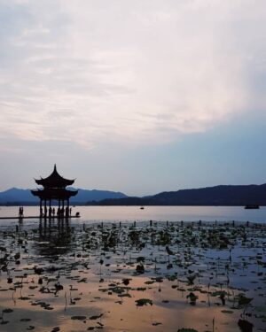 Lucy Cominetti Instagram - Atardecer en el West Lake