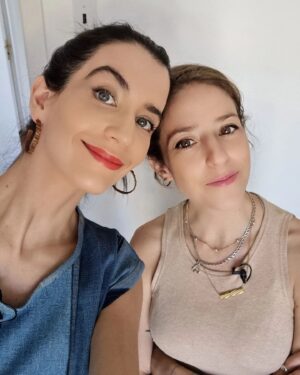 Lucy Cominetti Instagram - Hace algunos años pensé: debería haber un programa sobre moda sustentable. ¡¿Por qué nadie lo está haciendo si hay tanto por cambiar en la industria de la moda?! Agarré un cuaderno y empecé a bocetear su contenido y secciones. Con maternidad y pandemia entre medio, ese boceto quedó estacionado pero siempre en mi mente; hasta que hace unos meses - sintiendo que ya estaba lista- me junté con la @javiera_amengual de @francamagazine y se lo mostré. Ella, de las más secas en el tema y tan pero tan apañadora, aceptó sumarse. Luego me junté con @bernardopalau que prendió con agua ¡Y aquí estamos! Hoy se estrena @ticketdecambio.tv por @canal_13c . Un programa hecho con cariño y con ganas de ser un aporte para todas las personas, fashionistas o no, en esta nueva forma de relacionarnos con nuestra ropa. Porque -como siempre digo- todos nos vestimos todos los días así que todos somos parte del problema ¡pero también de la solución! Gracias a todo el equipo de trabajo, invitados, diseñadores, expertos y gente que se ha sumado a esta aventura. Nos vemos hoy a las 22 hrs! #TicketdeCambio
