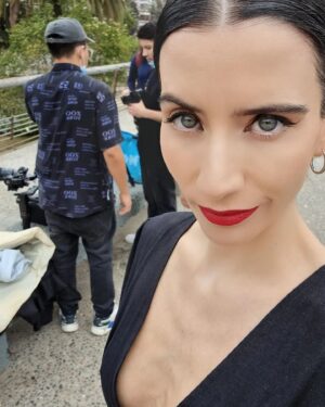 Lucy Cominetti Instagram - Hace algunos años pensé: debería haber un programa sobre moda sustentable. ¡¿Por qué nadie lo está haciendo si hay tanto por cambiar en la industria de la moda?! Agarré un cuaderno y empecé a bocetear su contenido y secciones. Con maternidad y pandemia entre medio, ese boceto quedó estacionado pero siempre en mi mente; hasta que hace unos meses - sintiendo que ya estaba lista- me junté con la @javiera_amengual de @francamagazine y se lo mostré. Ella, de las más secas en el tema y tan pero tan apañadora, aceptó sumarse. Luego me junté con @bernardopalau que prendió con agua ¡Y aquí estamos! Hoy se estrena @ticketdecambio.tv por @canal_13c . Un programa hecho con cariño y con ganas de ser un aporte para todas las personas, fashionistas o no, en esta nueva forma de relacionarnos con nuestra ropa. Porque -como siempre digo- todos nos vestimos todos los días así que todos somos parte del problema ¡pero también de la solución! Gracias a todo el equipo de trabajo, invitados, diseñadores, expertos y gente que se ha sumado a esta aventura. Nos vemos hoy a las 22 hrs! #TicketdeCambio