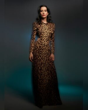 Lucy Cominetti Instagram - Como salida de "House of Gucci" para la última edición de Reviste La Calle  #RevisteLaCalle14 @vistelacalle

 *******

Producción @xstellamanagement para “RevisteLaCalle 14”
Fotógrafo: @gabrielschkolnick
Producción y estilismo: @majoarevalo_
Maquillaje: @polipico 
Pelo: @saloon2chile 
Vestuario foto 1: @emarketpeople y @tousjewelry 
Vestuario foto 2: @bad_sisters y @tousjewelry