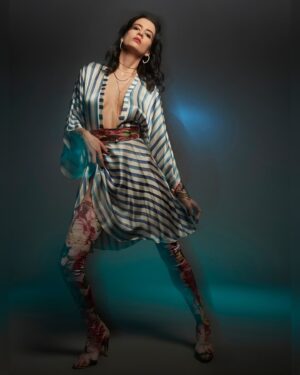Lucy Cominetti Instagram - Como salida de "House of Gucci" para la última edición de Reviste La Calle  #RevisteLaCalle14 @vistelacalle

 *******

Producción @xstellamanagement para “RevisteLaCalle 14”
Fotógrafo: @gabrielschkolnick
Producción y estilismo: @majoarevalo_
Maquillaje: @polipico 
Pelo: @saloon2chile 
Vestuario foto 1: @emarketpeople y @tousjewelry 
Vestuario foto 2: @bad_sisters y @tousjewelry
