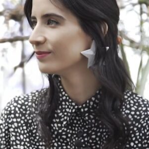 Lucy Cominetti Instagram - Se termina el año y muchos nos ponemos a hacer recuentos. Entre las cosas que me gustaría destacar de este 2022 está "Ticket de Cambio", un programa que aunque decidí no continuar (al menos no en el formato de televisión por cable) me hace sentir muy orgullosa porque creo que en términos de contenido fue un aporte y porque era la primera vez que me embarcaba en un proyecto televisivo propio. Fue una experiencia de mucho aprendizaje, muy exigente y desafiante y en la que pude conocer a personas talentosas, creativas y comprometidas con aportar para una sociedad mejor. Además compartí más profundamente con la @javiera_amengual de @francamagazine que fue mi editora de contenido y que -además de seca- es un tesoro de persona. 
Gracias a todos los que participaron en la realización de este proyecto @luc_media @bernardopalau y equipo. ¡Ahora a concretar otros sueños!