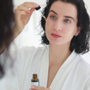 Lucy Cominetti Instagram - La salud de la piel tiene mucho que ver con un cuidado integral. Con lo que la nutrimos por dentro (alimentación, suplementos, etc) es tan importante como los productos que usamos sobre ella. Yo combino diariamente dosis altas de Vitamina C en cápsulas con el serum CE Ferulic de @skinceuticals para una mayor potencia antioxidante. La marca tiene varios antioxidantes de Vitamina C que he probado pero éste en particular es mi favorito porque además tiene Vitamina E, que lo hace ultra hidratante. Ha vuelto mi piel más luminosa, hidratada, nutrida y flexible; así que es como el producto estrella en mi rutina de día. 
#SKCPartner #ElPoderDeSkinCeuticals #Publicidad