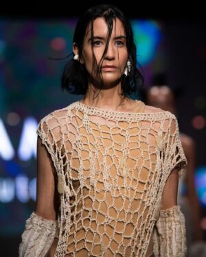 Lucy Cominetti Instagram - Un poco del desfile de @huaman.autor en el Festival @modachile_ . Hace unos días me volví a subir a una pasarela después de muuuchos años. La verdad es que si bien ser actriz ayuda un poco con los nervios, varias veces antes del desfile pensé: "Por favor, por favor, que no me caiga frente a tanta gente". Y por suerte no me caí 😅.

A los Huaman Autor los conocí cuando hice "Ticket de Cambio" y me llamaron mucho la atención porque en su propuesta había algo un poco teatral, un poco oscuro y cada detalle del proceso de elaboración de sus prendas había sido muy pensado y cuidado. No es fácil hacer moda en un país como el nuestro y menos con una mirada sustentable. Así que cuando me invitaron a desfilar inmediatamente les dije que sí. Son personas y proyectos que da gusto apoyar 👏🏻👏🏻👏🏻. 

La túnica que usé está confeccionada a mano en 100 % algodón y tiene aplicaciones en biomateriales 💚
Estilismo: @santo_herrera_ 
Accesorios: @carolraddatz
Make up: @marganilo 
Pelo: @malditomiguel