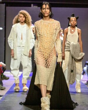 Lucy Cominetti Instagram - Un poco del desfile de @huaman.autor en el Festival @modachile_ . Hace unos días me volví a subir a una pasarela después de muuuchos años. La verdad es que si bien ser actriz ayuda un poco con los nervios, varias veces antes del desfile pensé: "Por favor, por favor, que no me caiga frente a tanta gente". Y por suerte no me caí 😅.

A los Huaman Autor los conocí cuando hice "Ticket de Cambio" y me llamaron mucho la atención porque en su propuesta había algo un poco teatral, un poco oscuro y cada detalle del proceso de elaboración de sus prendas había sido muy pensado y cuidado. No es fácil hacer moda en un país como el nuestro y menos con una mirada sustentable. Así que cuando me invitaron a desfilar inmediatamente les dije que sí. Son personas y proyectos que da gusto apoyar 👏🏻👏🏻👏🏻. 

La túnica que usé está confeccionada a mano en 100 % algodón y tiene aplicaciones en biomateriales 💚
Estilismo: @santo_herrera_ 
Accesorios: @carolraddatz
Make up: @marganilo 
Pelo: @malditomiguel