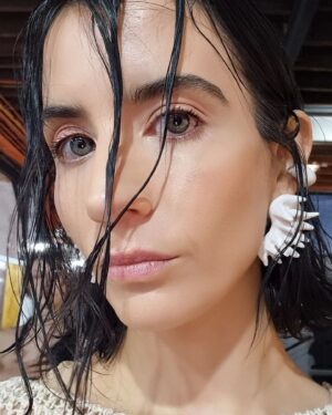 Lucy Cominetti Instagram - Un poco del desfile de @huaman.autor en el Festival @modachile_ . Hace unos días me volví a subir a una pasarela después de muuuchos años. La verdad es que si bien ser actriz ayuda un poco con los nervios, varias veces antes del desfile pensé: "Por favor, por favor, que no me caiga frente a tanta gente". Y por suerte no me caí 😅.

A los Huaman Autor los conocí cuando hice "Ticket de Cambio" y me llamaron mucho la atención porque en su propuesta había algo un poco teatral, un poco oscuro y cada detalle del proceso de elaboración de sus prendas había sido muy pensado y cuidado. No es fácil hacer moda en un país como el nuestro y menos con una mirada sustentable. Así que cuando me invitaron a desfilar inmediatamente les dije que sí. Son personas y proyectos que da gusto apoyar 👏🏻👏🏻👏🏻. 

La túnica que usé está confeccionada a mano en 100 % algodón y tiene aplicaciones en biomateriales 💚
Estilismo: @santo_herrera_ 
Accesorios: @carolraddatz
Make up: @marganilo 
Pelo: @malditomiguel