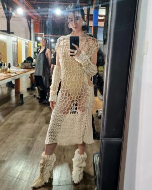 Lucy Cominetti Instagram - Un poco del desfile de @huaman.autor en el Festival @modachile_ . Hace unos días me volví a subir a una pasarela después de muuuchos años. La verdad es que si bien ser actriz ayuda un poco con los nervios, varias veces antes del desfile pensé: "Por favor, por favor, que no me caiga frente a tanta gente". Y por suerte no me caí 😅.

A los Huaman Autor los conocí cuando hice "Ticket de Cambio" y me llamaron mucho la atención porque en su propuesta había algo un poco teatral, un poco oscuro y cada detalle del proceso de elaboración de sus prendas había sido muy pensado y cuidado. No es fácil hacer moda en un país como el nuestro y menos con una mirada sustentable. Así que cuando me invitaron a desfilar inmediatamente les dije que sí. Son personas y proyectos que da gusto apoyar 👏🏻👏🏻👏🏻. 

La túnica que usé está confeccionada a mano en 100 % algodón y tiene aplicaciones en biomateriales 💚
Estilismo: @santo_herrera_ 
Accesorios: @carolraddatz
Make up: @marganilo 
Pelo: @malditomiguel