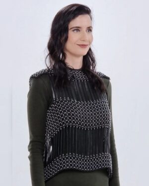 Lucy Cominetti Instagram - Hoy se viene un nuevo capítulo de @ticketdecambio.tv y quiero aprovechar de agradecer a @porquetevistes que me ha vestido en varios de los episodios con distintas propuestas de diseñadores locales y latinoamericanos que de alguna manera abordan la sustentabilidad 💘 (Todos los looks de esta galería los pueden encontrar ahí). 
Hoy vamos a hacer un recorrido por la historia. ¿Sabían ustedes que hace algunas décadas atrás Chile tenía una industria textil de excelente nivel? Hoy ya no queda casi nada de esa época de oro pero hay diseñadores que están apostando por rescatar ese oficio y esta noche los conoceremos.
Nos vemos a las 22 hrs x @canal_13c ! 
#ModaSustentable #ModaChile #TicketdeCambio