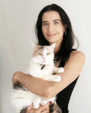 Lucy Cominetti Instagram - "Siempre he creído que aquel que adopta y cuida a un animal se convierte en mejor persona porque es un acto de amor y uno también recibe muchísimo amor de vuelta; eso indudablemente te modifica para siempre".
Aquí con la reina de reinas, mi Bianca, para la última edición de @revistagatacolette . Como todas mis gatas, la Bianca llegó a mi vida a través de @fundacion_adopta cuando era un puntito sin voz: hacía "miau" pero no sonaba 😹 y hoy es esta belleza elegante a la que amo mucho.
📸 × @soyvertebra
 #adoptanocompres