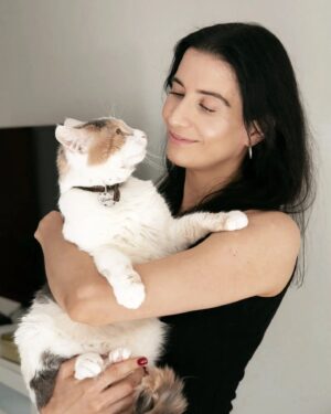 Lucy Cominetti Instagram - "Siempre he creído que aquel que adopta y cuida a un animal se convierte en mejor persona porque es un acto de amor y uno también recibe muchísimo amor de vuelta; eso indudablemente te modifica para siempre".
Aquí con la reina de reinas, mi Bianca, para la última edición de @revistagatacolette . Como todas mis gatas, la Bianca llegó a mi vida a través de @fundacion_adopta cuando era un puntito sin voz: hacía "miau" pero no sonaba 😹 y hoy es esta belleza elegante a la que amo mucho.
📸 × @soyvertebra
 #adoptanocompres