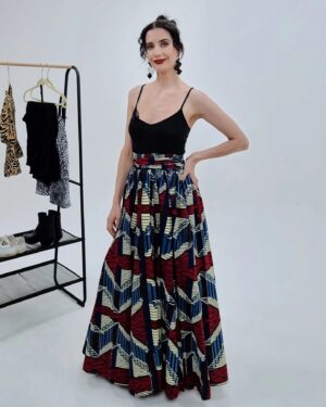 Lucy Cominetti Instagram - Hoy se viene un nuevo capítulo de @ticketdecambio.tv y quiero aprovechar de agradecer a @porquetevistes que me ha vestido en varios de los episodios con distintas propuestas de diseñadores locales y latinoamericanos que de alguna manera abordan la sustentabilidad 💘 (Todos los looks de esta galería los pueden encontrar ahí). 
Hoy vamos a hacer un recorrido por la historia. ¿Sabían ustedes que hace algunas décadas atrás Chile tenía una industria textil de excelente nivel? Hoy ya no queda casi nada de esa época de oro pero hay diseñadores que están apostando por rescatar ese oficio y esta noche los conoceremos.
Nos vemos a las 22 hrs x @canal_13c ! 
#ModaSustentable #ModaChile #TicketdeCambio