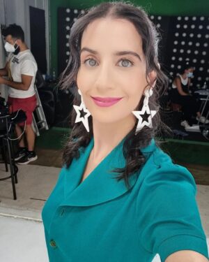 Lucy Cominetti Instagram - Hoy se viene un nuevo capítulo de @ticketdecambio.tv y quiero aprovechar de agradecer a @porquetevistes que me ha vestido en varios de los episodios con distintas propuestas de diseñadores locales y latinoamericanos que de alguna manera abordan la sustentabilidad 💘 (Todos los looks de esta galería los pueden encontrar ahí). 
Hoy vamos a hacer un recorrido por la historia. ¿Sabían ustedes que hace algunas décadas atrás Chile tenía una industria textil de excelente nivel? Hoy ya no queda casi nada de esa época de oro pero hay diseñadores que están apostando por rescatar ese oficio y esta noche los conoceremos.
Nos vemos a las 22 hrs x @canal_13c ! 
#ModaSustentable #ModaChile #TicketdeCambio