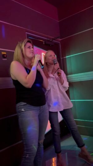 Lucy Luna Instagram - Iconic karaoke night 🎤 - thank you everyone for showing up to sing and celebrate @neotheonly 🎉